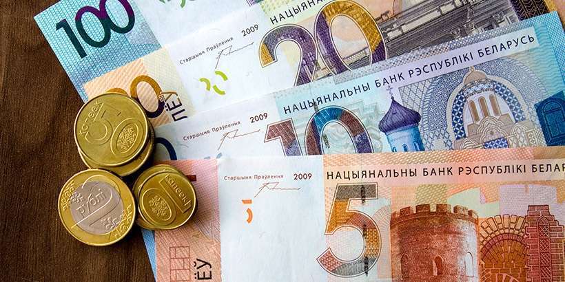 ​Средняя зарплата за октябрь выросла в рублях, но не в долларах