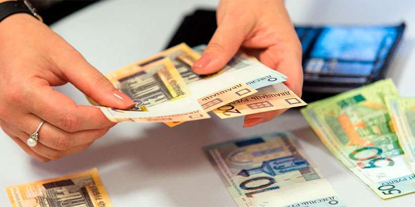 ​Средняя зарплата в августе выросла на 16,9 рубля
